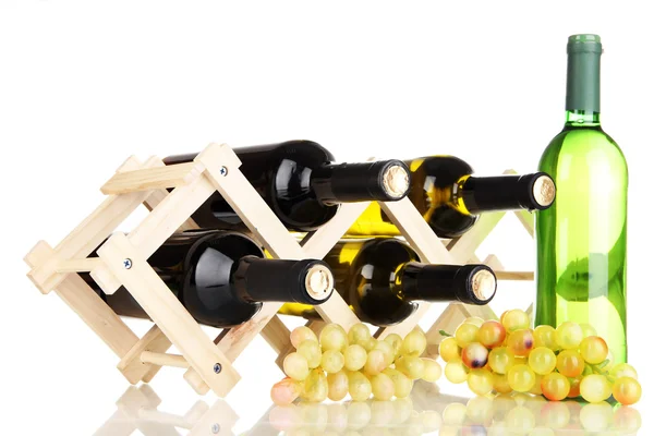 Botellas de vino colocadas sobre soporte de madera aislado sobre blanco — Foto de Stock