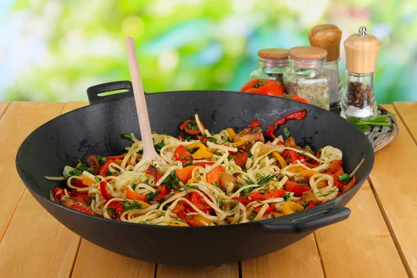 Noodles with vegetables on wok on nature background background — Stock Photo, Image