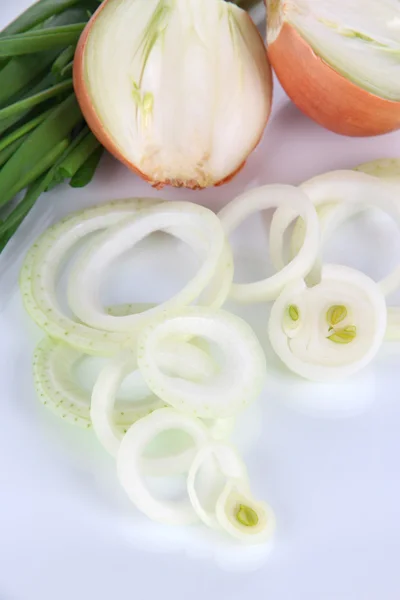 Cebollas aisladas sobre blanco —  Fotos de Stock