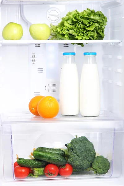 Offener Kühlschrank mit vegetarischer Kost — Stockfoto