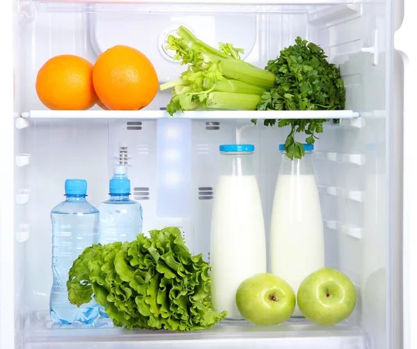 Offener Kühlschrank mit vegetarischer Kost — Stockfoto