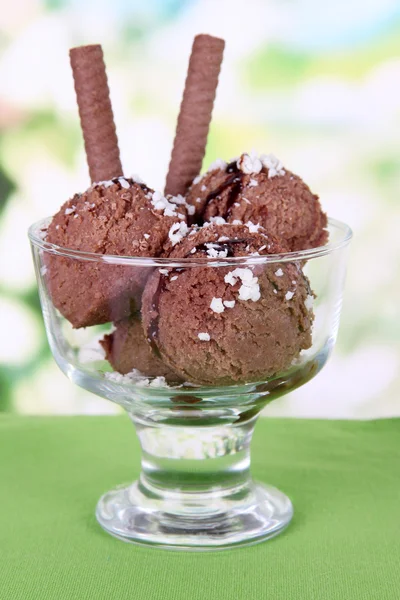 Leckeres Eis auf dem Tisch vor hellem Hintergrund — Stockfoto