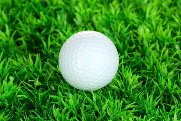 Bola de golfe na grama perto — Fotografia de Stock