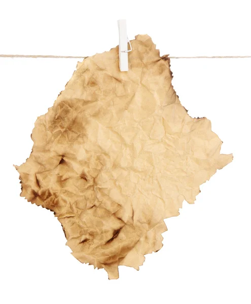 Gamla pappersark som hänger på rep isolerad på vit — Stockfoto