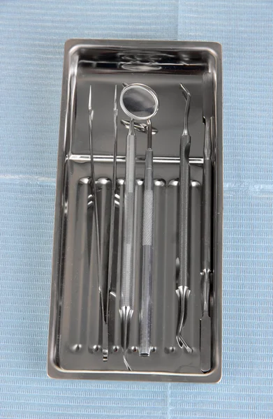 Herramientas de dentista en el primer plano de la servilleta — Foto de Stock