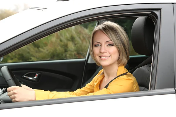Портрет молодой красивой женщины, сидящей в машине — стоковое фото