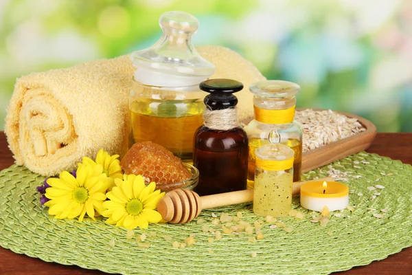 Spa de miel fragante con aceites y miel en la mesa de madera —  Fotos de Stock
