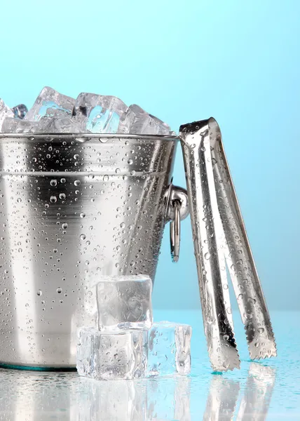 Eiskübel aus Metall auf blauem Hintergrund — Stockfoto