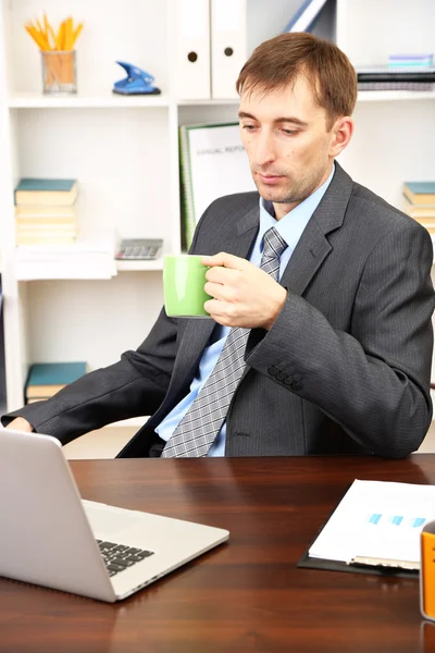 Jovem empresário na pausa para almoço no escritório — Fotografia de Stock