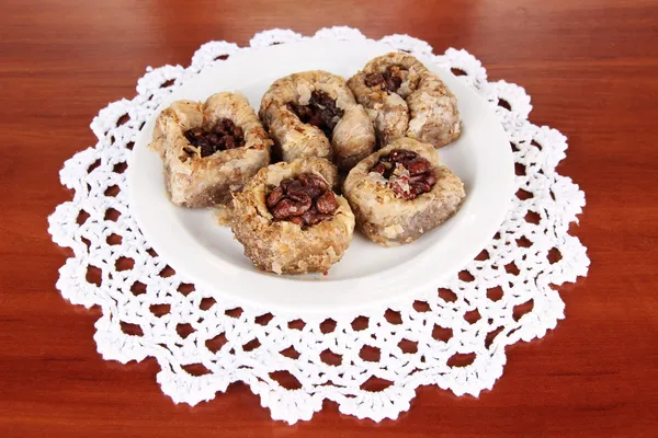 Baklava dulce en el plato en primer plano de la mesa — Foto de Stock