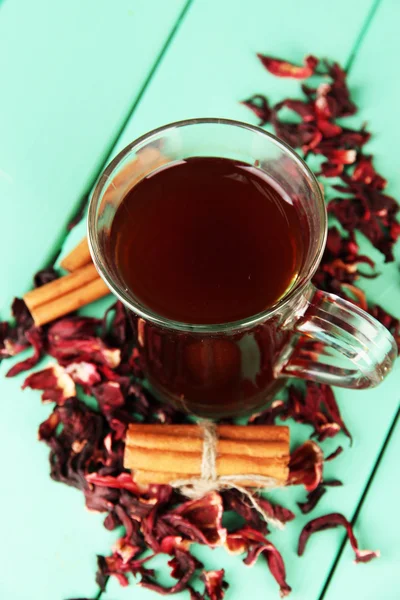 Tisane dans une tasse en verre, sur fond de bois couleur — Photo