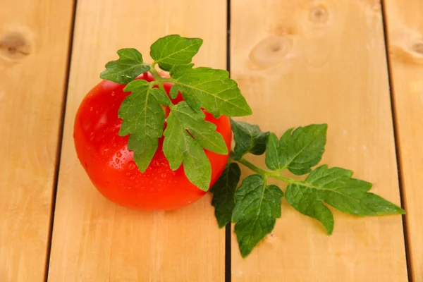 Čerstvá rajčata na dřevěný stůl detail — Stock fotografie