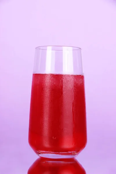 Вишневий коктейль з льодом на фіолетовому фоні — стокове фото