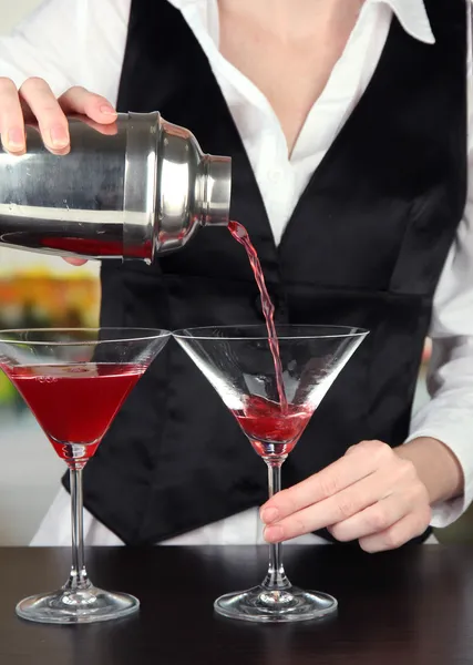 Barmen eline gözlük, parlak zemin üzerine dökerek kokteyl shaker ile — Stok fotoğraf
