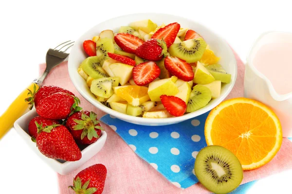 Sałatka owocowa przydatne świeżych owoców i jagód w miska na białym tle — Zdjęcie stockowe