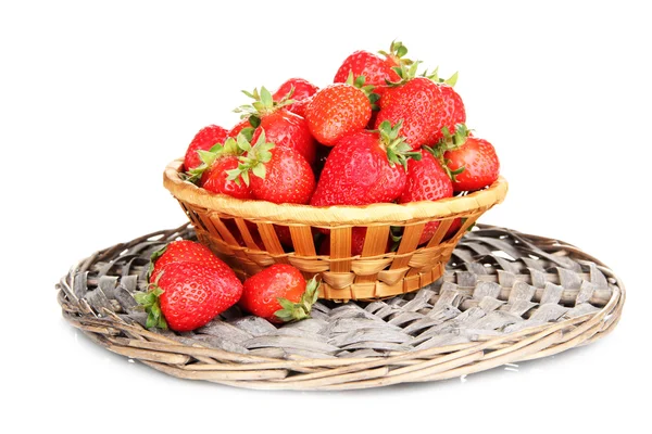 Friske jordbær i kurvkurv isoleret på hvid - Stock-foto