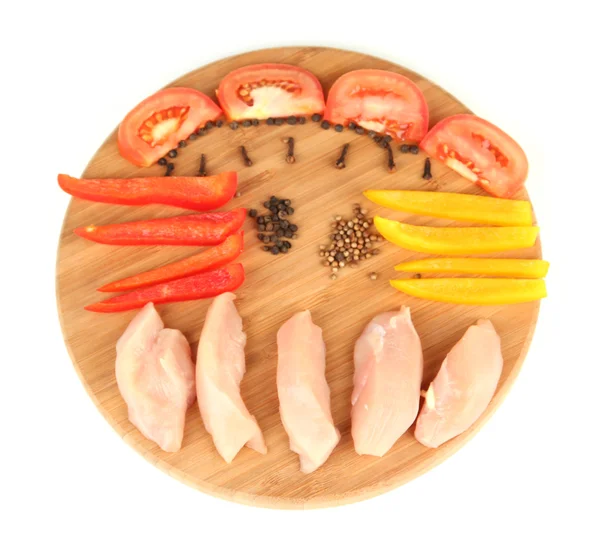 Preparación de salteado de pollo con verduras y especias en tabla de cortar de madera, aislado en blanco —  Fotos de Stock