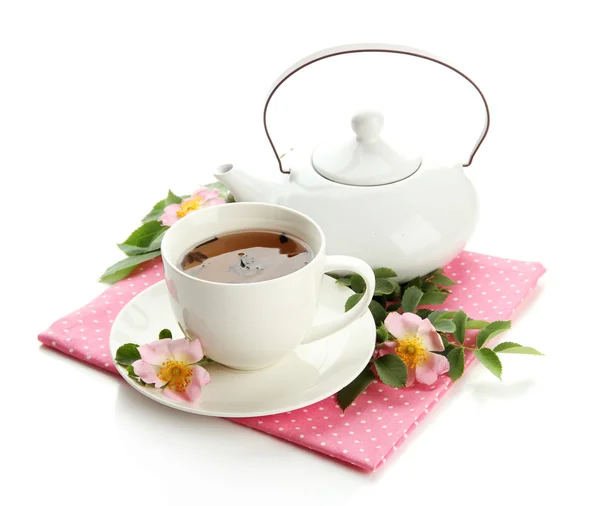Κύπελλο και teapot τσαγιού από βότανα με ισχίου ροδαλά λουλούδια, που απομονώνονται σε λευκό — Φωτογραφία Αρχείου