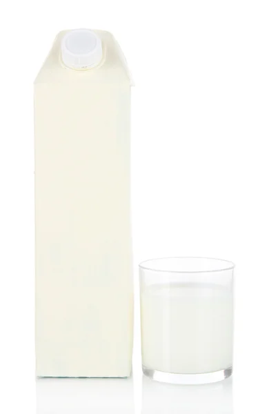 Süt paketi üzerinde beyaz izole — Stok fotoğraf