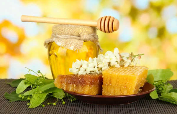 Burk honung med blommor av kalk, acacia på färg bambu matta på ljus bakgrund — Stockfoto