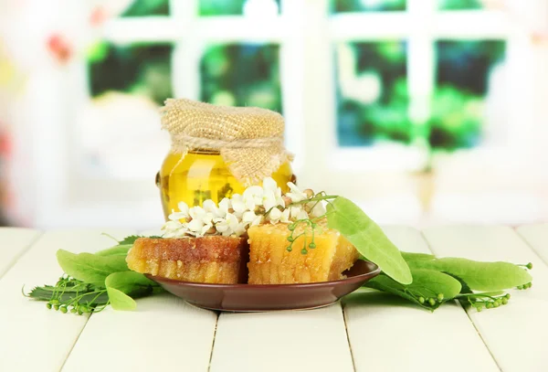 Pot met honing met bloemen van kalk, acacia op de houten tafel kleur op lichte achtergrond — Stockfoto