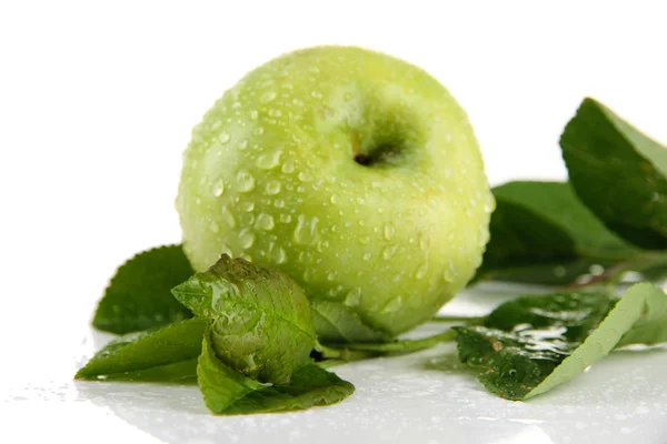 Soczyste jabłko z liści na białym tle — Zdjęcie stockowe