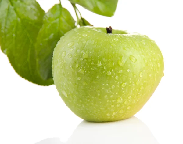 Saftiger grüner Apfel mit Blättern, isoliert auf weiß — Stockfoto