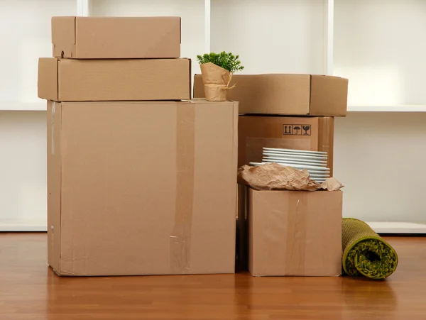 Spostamento scatole in camera vuota — Foto Stock