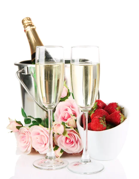 Romantisches Stillleben mit Champagner, Erdbeere und rosa Rosen, isoliert auf weiß — Stockfoto