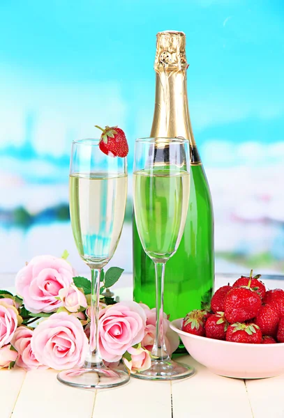 Romantische Stilleven met champagne, aardbei en roze rozen, op lichte achtergrond — Stockfoto