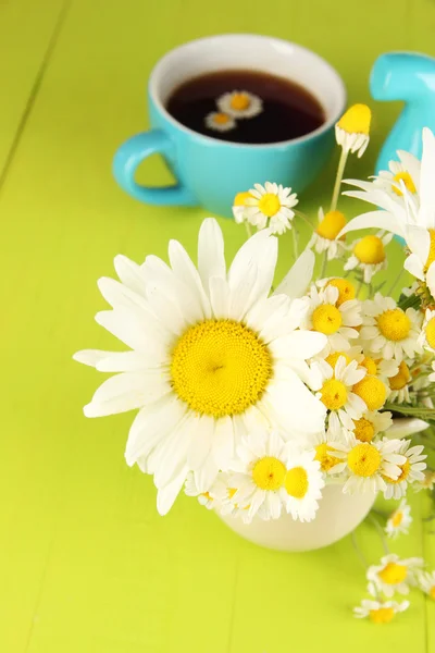 Ahşap masa yakın çekim üzerinde sürahi içinde güzel buket chamomiles — Stok fotoğraf