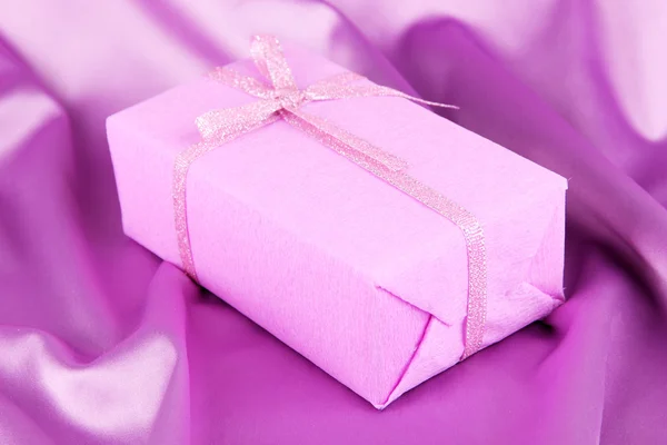 紫色の布の背景にロマンチックな小包 — ストック写真