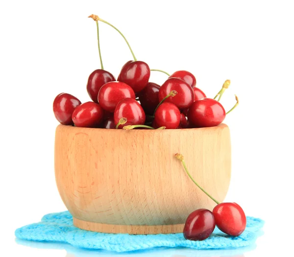 Maturare bacche di ciliegia rossa in ciotola isolata su bianco — Foto Stock
