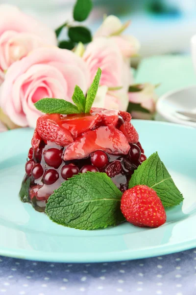 Leckeres Gelee-Dessert mit frischen Beeren, auf hellem Hintergrund — Stockfoto