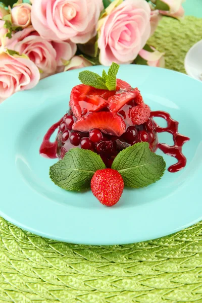 Sabroso postre de gelatina con bayas frescas, sobre fondo brillante —  Fotos de Stock