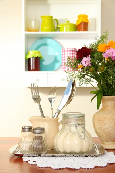 Composición de la cocina en la mesa sobre el fondo del estante —  Fotos de Stock