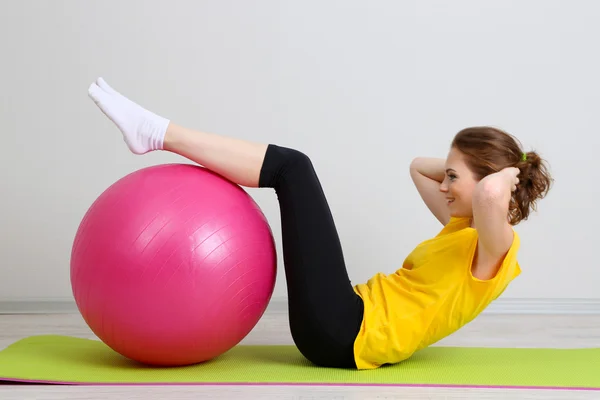 Retrato de hermosos ejercicios de mujer joven con pelota de gimnasio —  Fotos de Stock