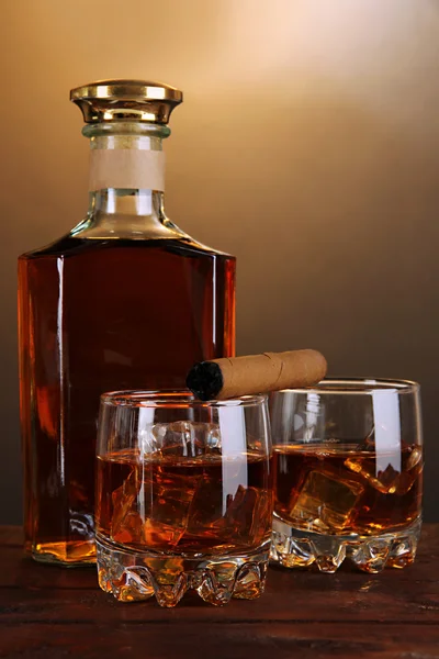 Brandy z lodu na drewnianym stole na brązowym tle — Zdjęcie stockowe