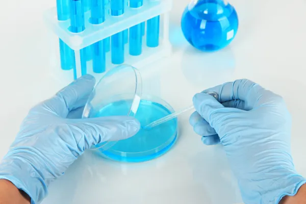Cientista que trabalha em laboratório isolado em branco — Fotografia de Stock