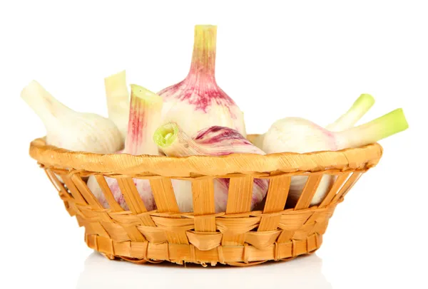 Fresh garlic, in wicker basket isolated on white — Stock Photo, Image