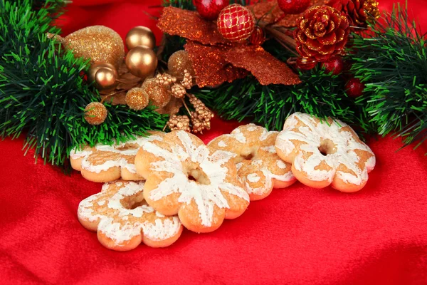 Рождественское печенье и украшения на фоне цветной ткани — стоковое фото