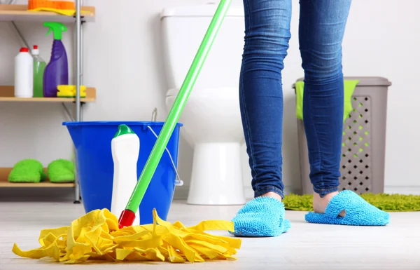 Schoonmaakvloer in de kamer close-up — Stockfoto