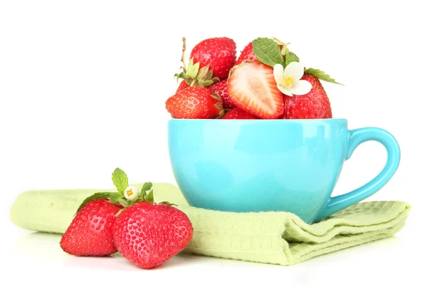 Rijpe zoete aardbeien in blauwe cup geïsoleerd op wit — Stockfoto