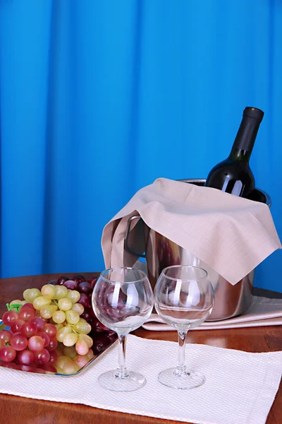 Víno a skleničky na kulatý stůl na hadřík pozadí — Stock fotografie