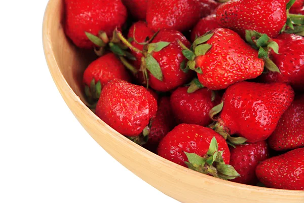 草莓在碗上白色隔离 — 图库照片