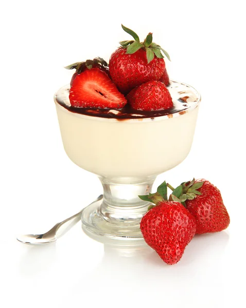 Délicieux dessert à la fraise dans un vase en verre isolé sur blanc — Photo