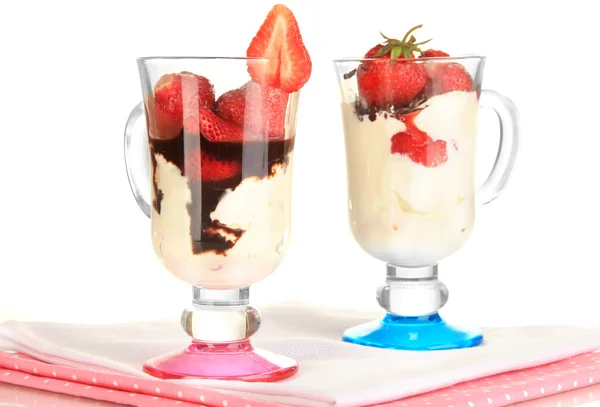 美味的草莓甜点孤立在白色玻璃花瓶里 — 图库照片