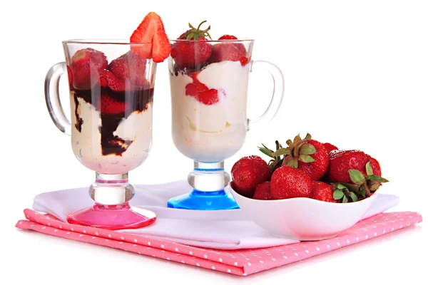 Läckra jordgubbar desserter i glasvas isolerad på vit — Stockfoto