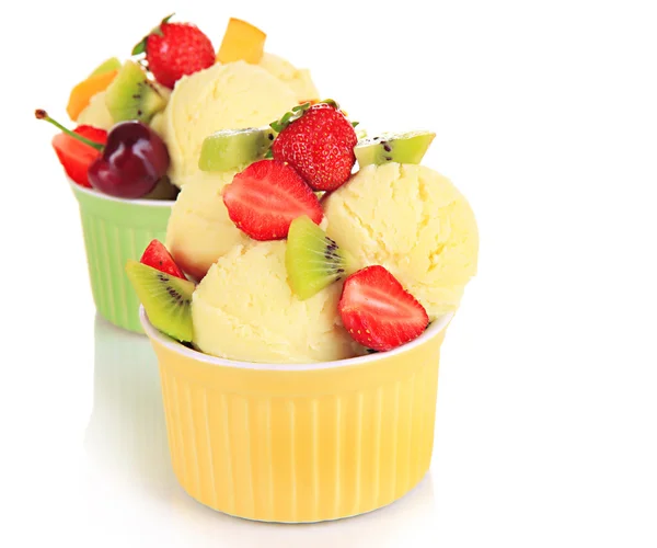 Delicioso sorvete com frutas e bagas em tigela isolada em branco — Fotografia de Stock