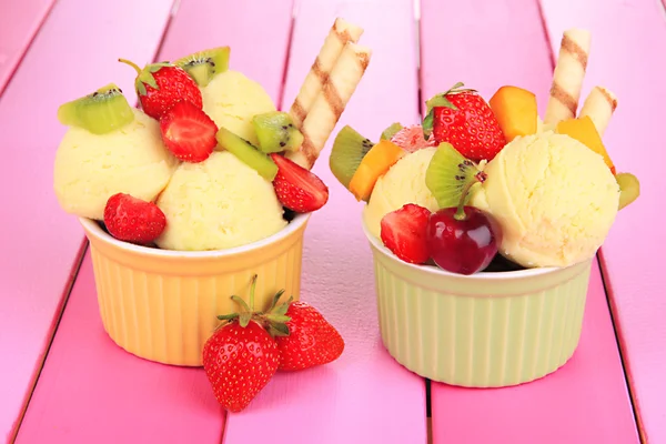 Délicieuse crème glacée aux fruits et baies dans un bol sur une table en bois — Photo